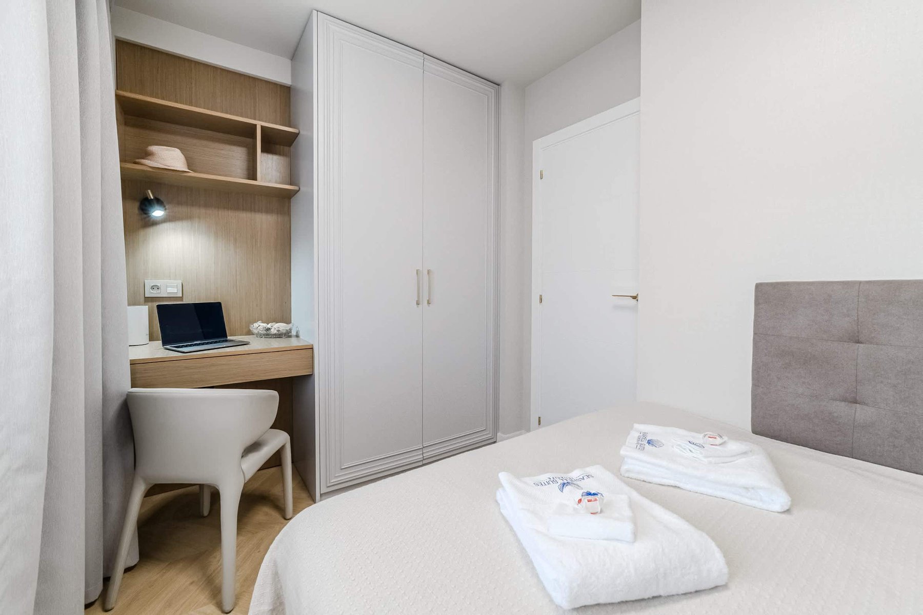 Bright Bedroom with Desk – A Peaceful Retreat for Work & Relaxation