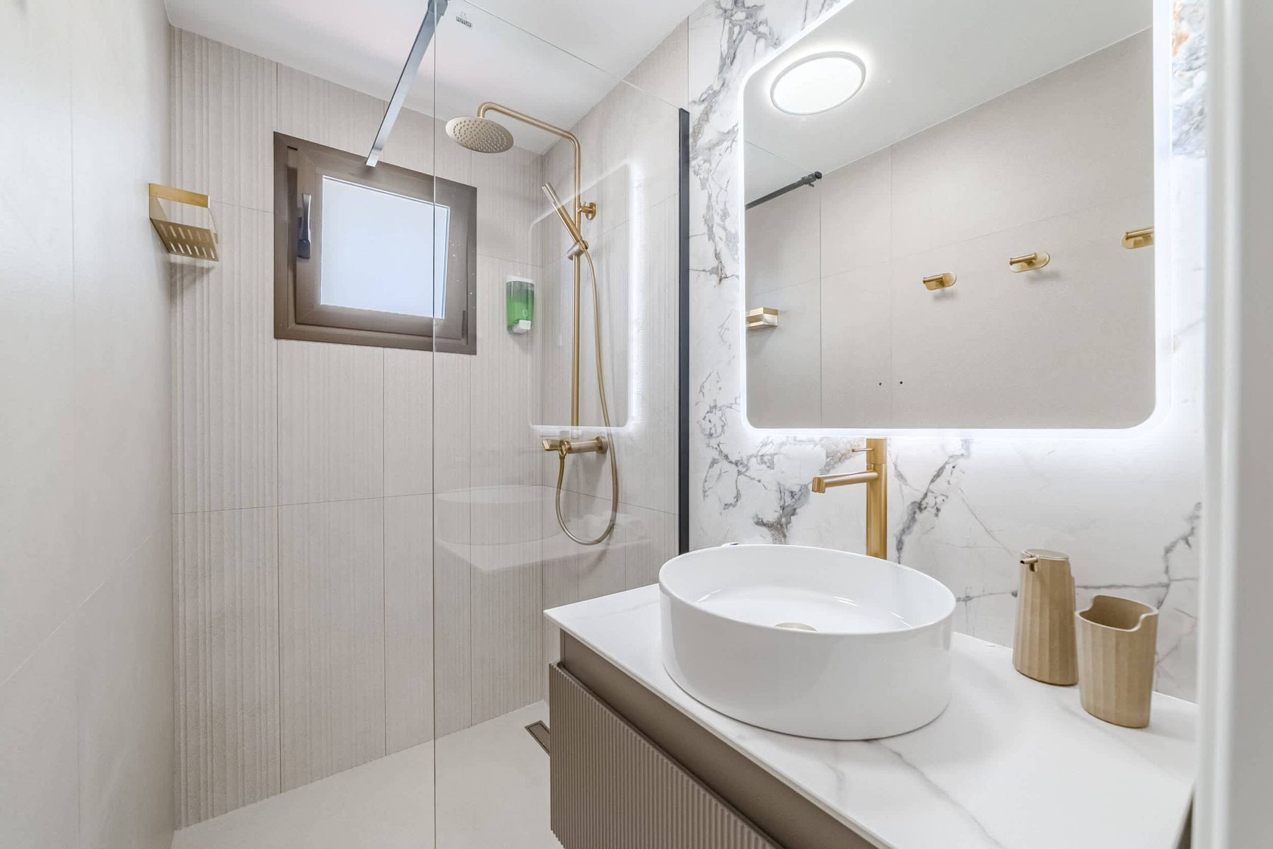Elegant Bathroom with Walk-In Shower – Spa-Like Luxury in Every Detail