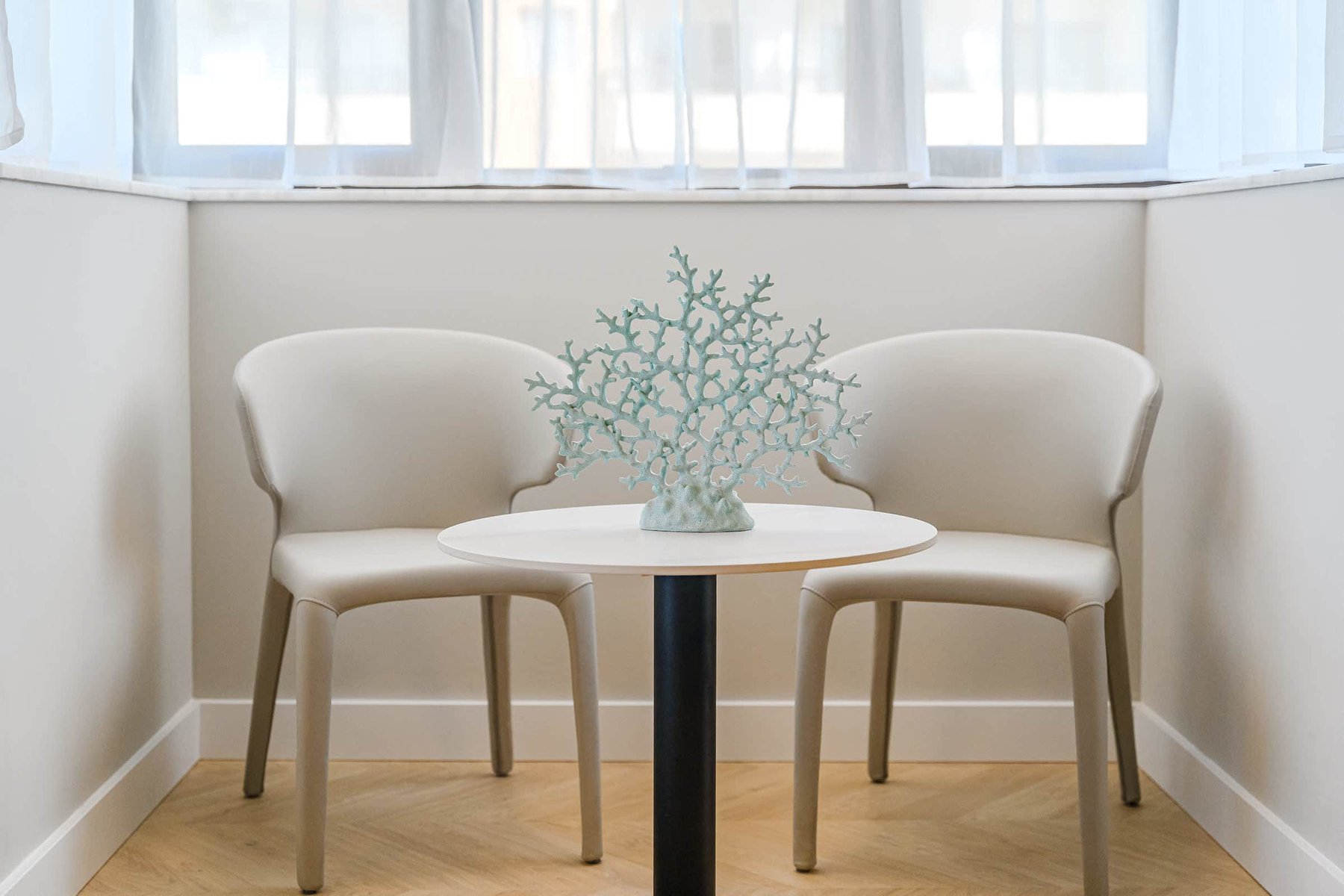 Bright Sitting Nook – Elegant Space for Conversation or Reading