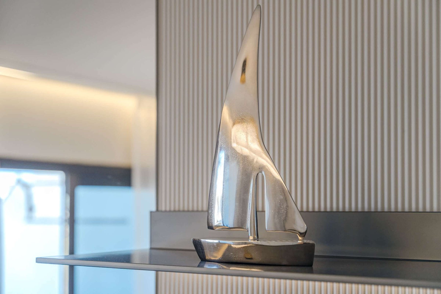 Sleek Silver Sailboat Accent – Nautical Charm Meets Modern Design