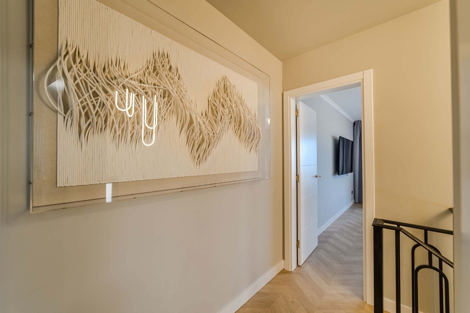 Artful Details – Contemporary Wall Sculpture Adding Character to Your Luxury Stay
