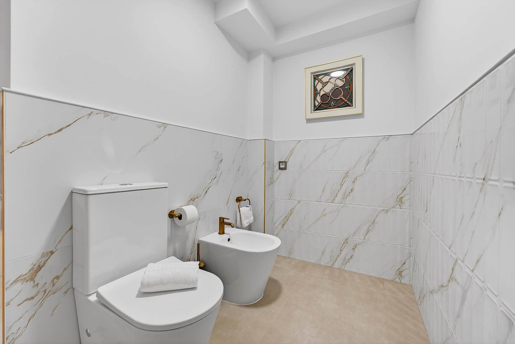 Elegant Bathroom in Calacatta Marble – Crisp Design and Premium Fixtures for Moments of Relaxation