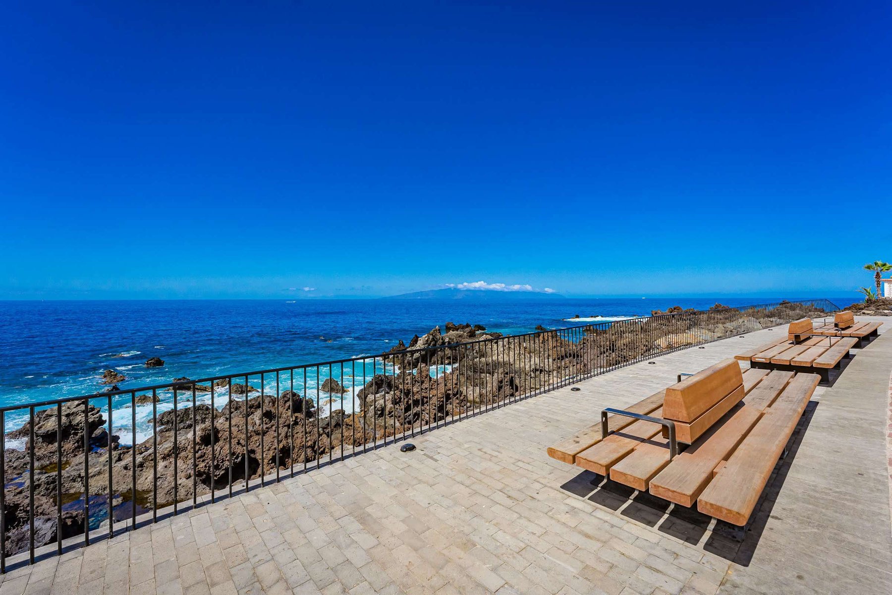 Bench-Lined Lookout – Unwind with Peaceful Sea Breezes and Front-Row Ocean Views