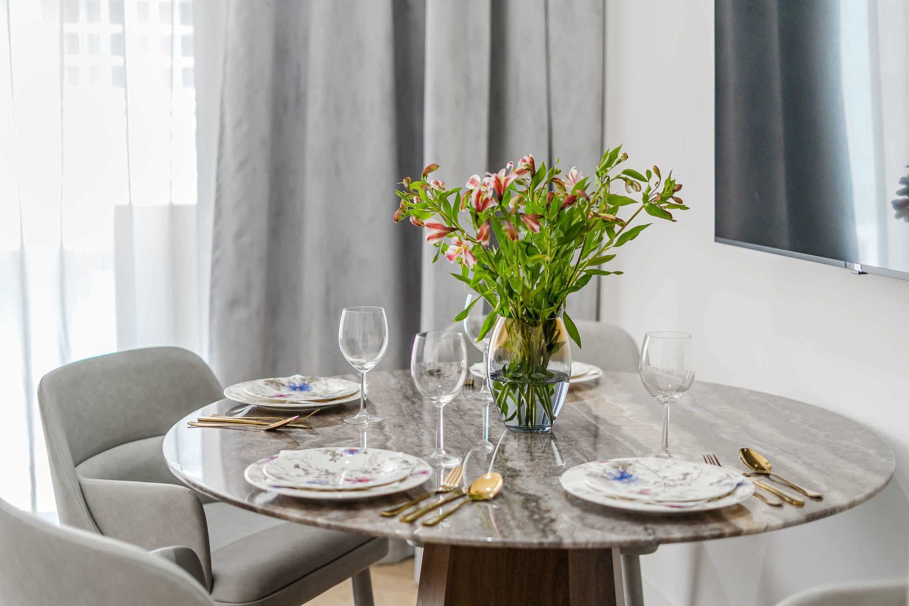 Marble Dining Table with Fine Tableware and Fresh Florals – Boutique Ambience for Stylish Meals