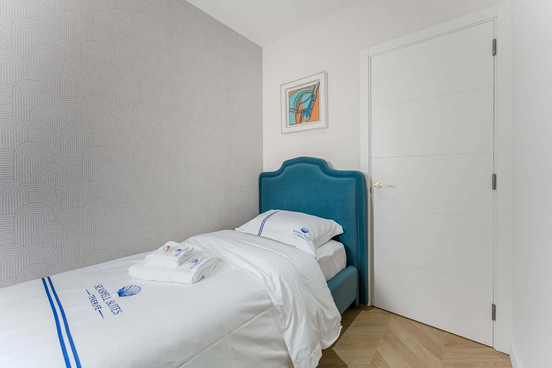 Chic Single Bedroom with Velvet Headboard and Graphic Wall – Ideal for Children or Solo Guests