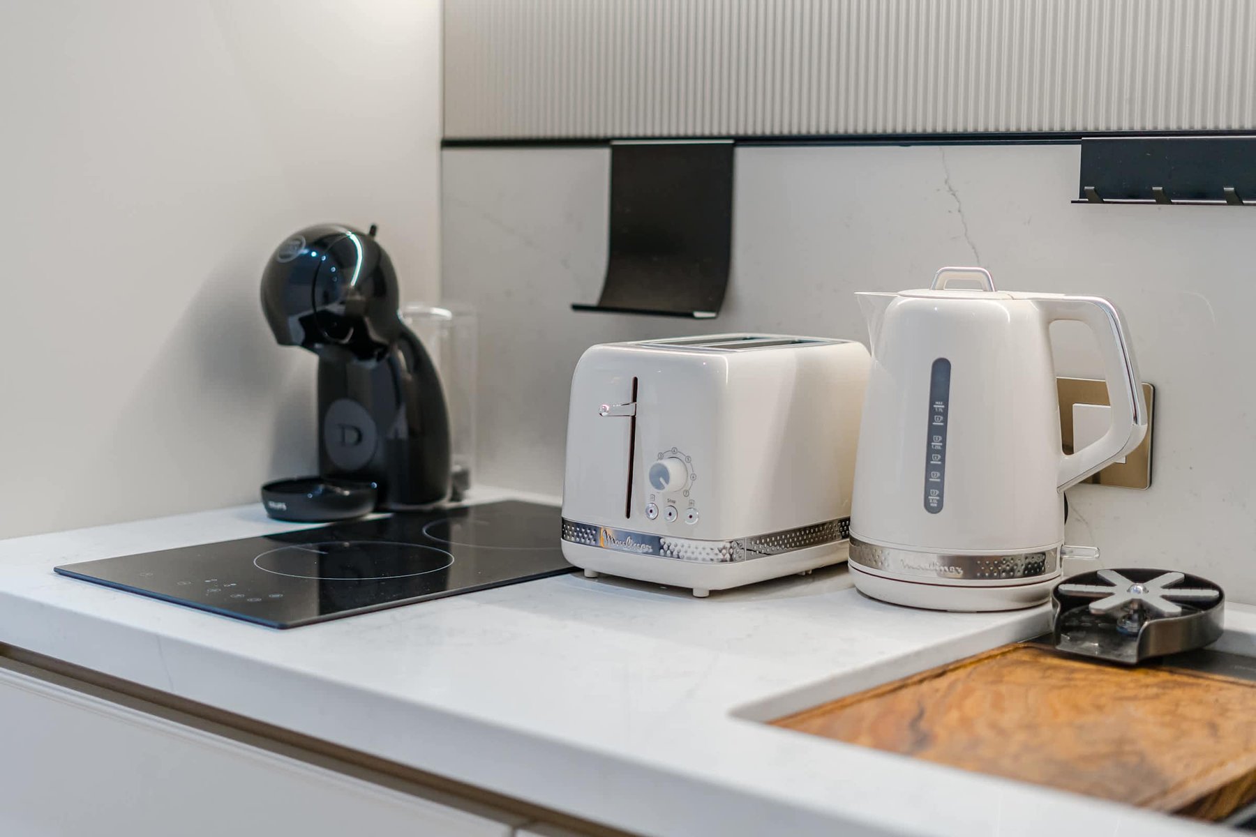 Modern Kitchen Essentials with Kettle, Toaster, and Coffee Machine – Thoughtful Amenities for Your Stay