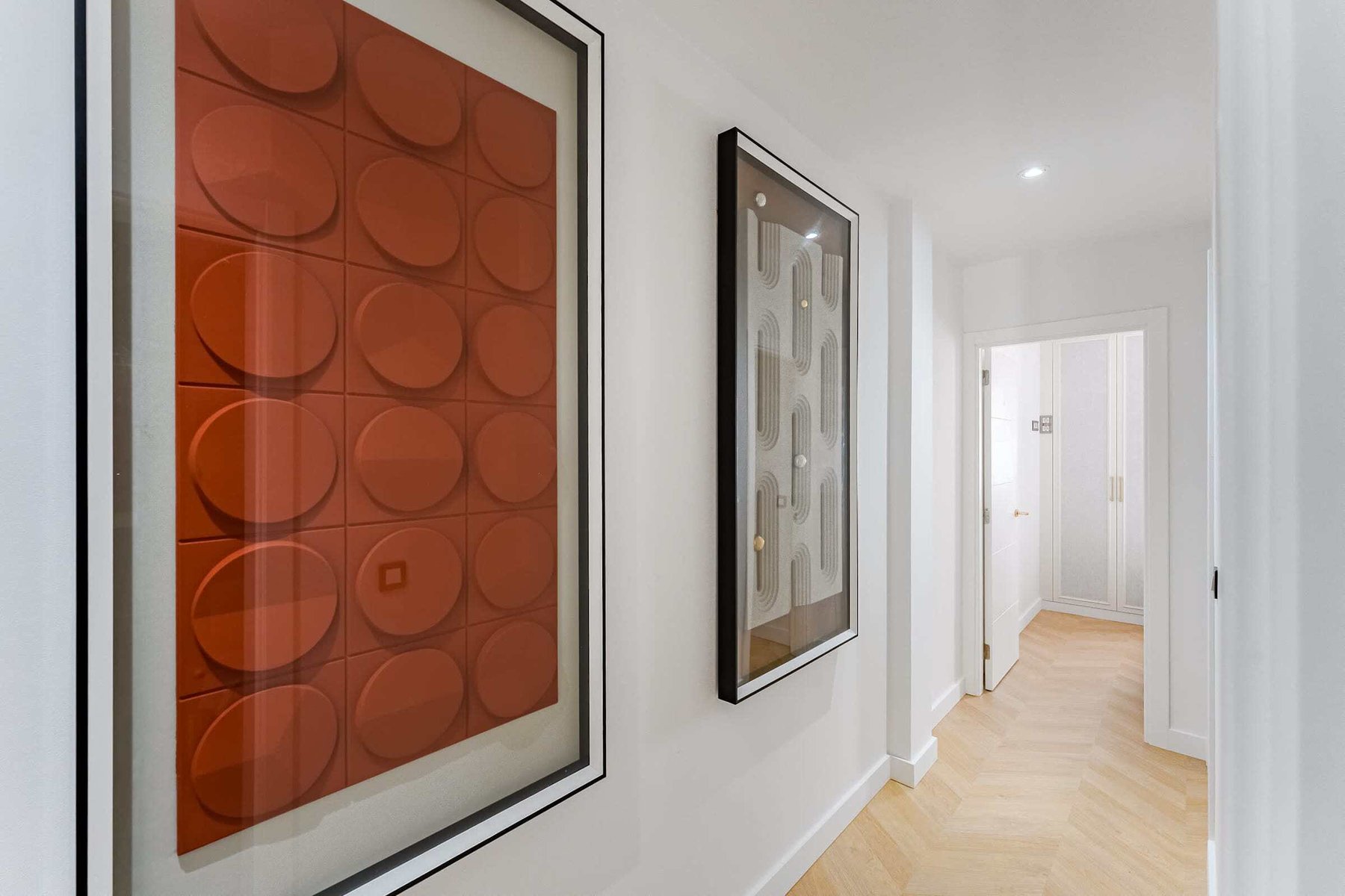 Curved Motif in Neutral Tones – Timeless Elegance in Hallway Display