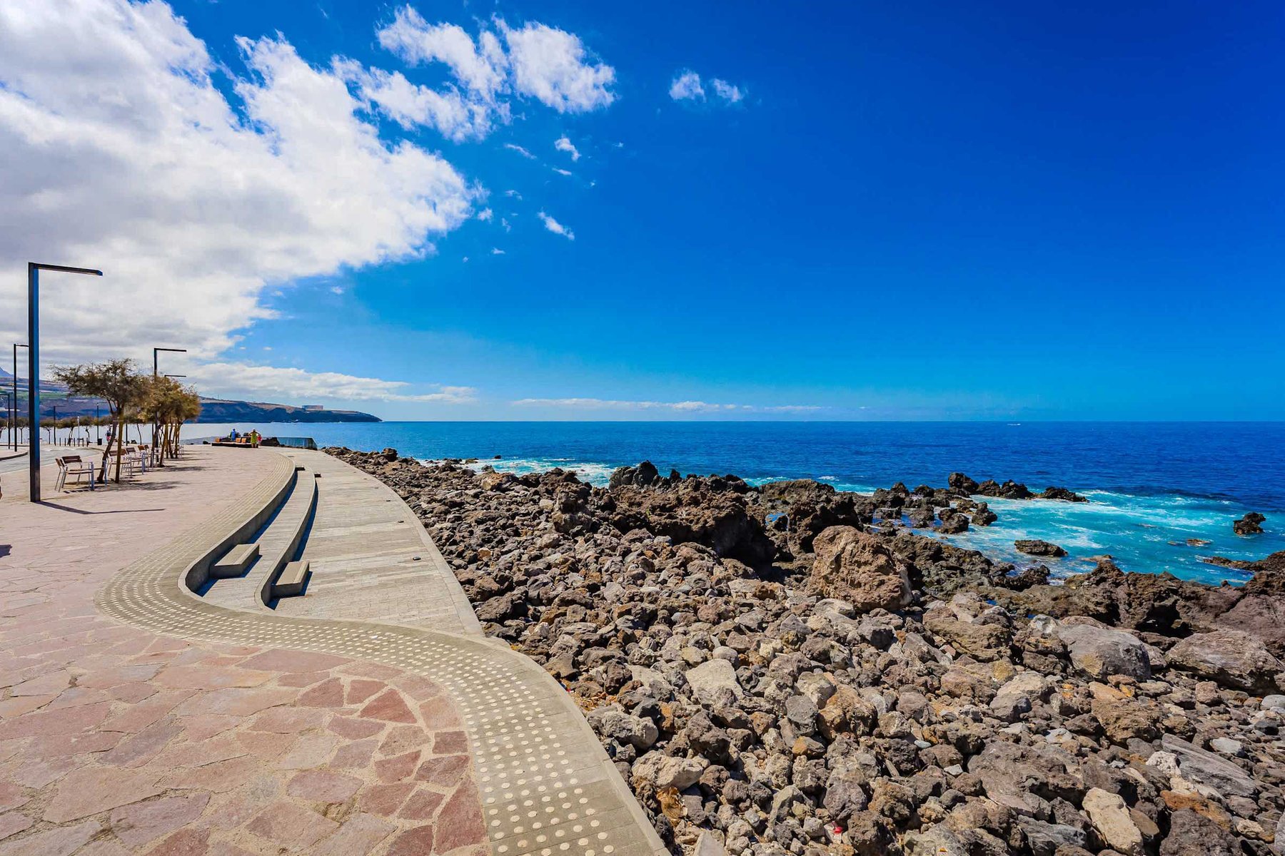 Modern Promenade Meets Untamed Shore – A Contemporary Pathway Along Nature’s Edge