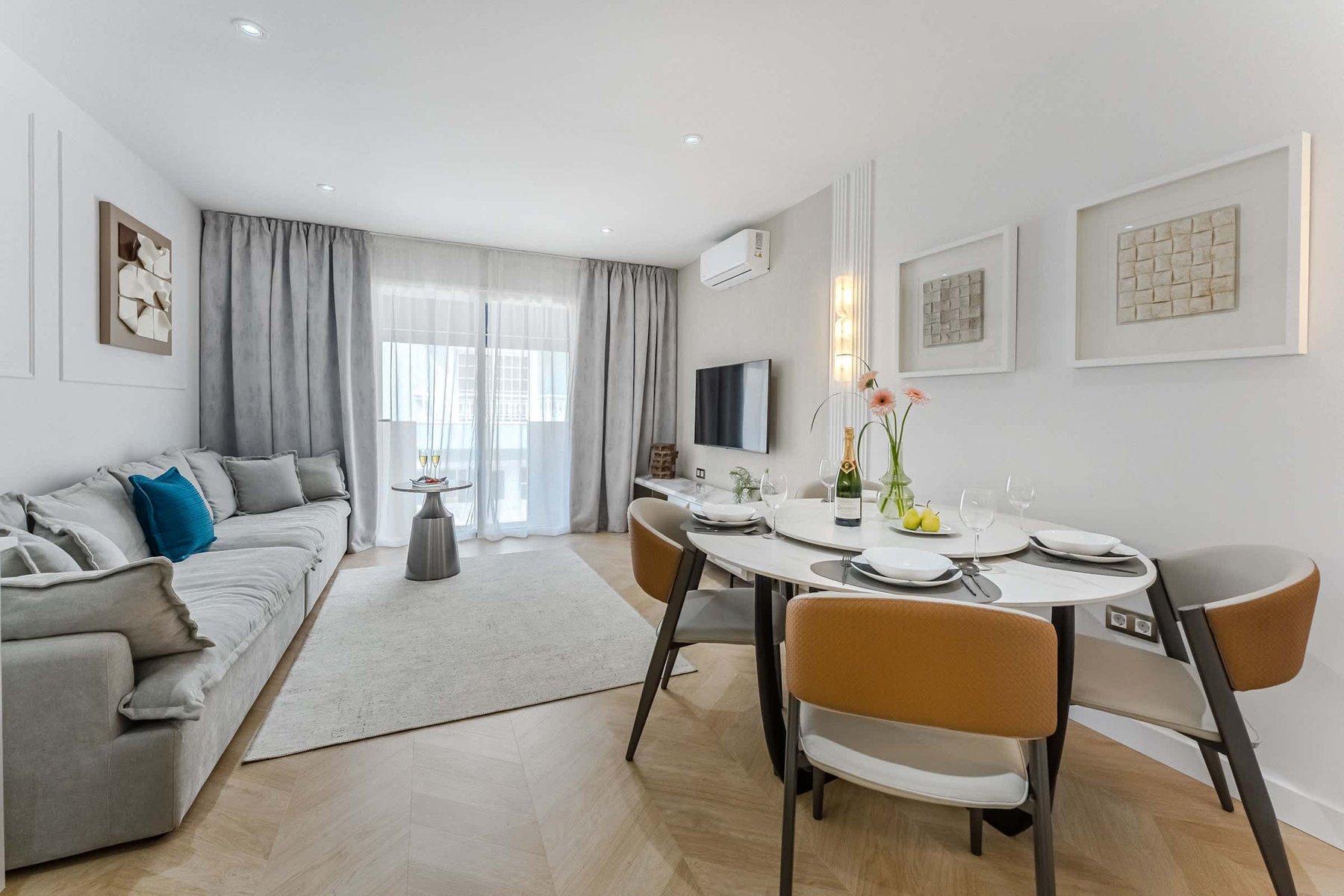 Elegant Living & Dining Lounge – Unwind on Plush Sofas and Savour Stylish Meals Beneath Contemporary Lighting