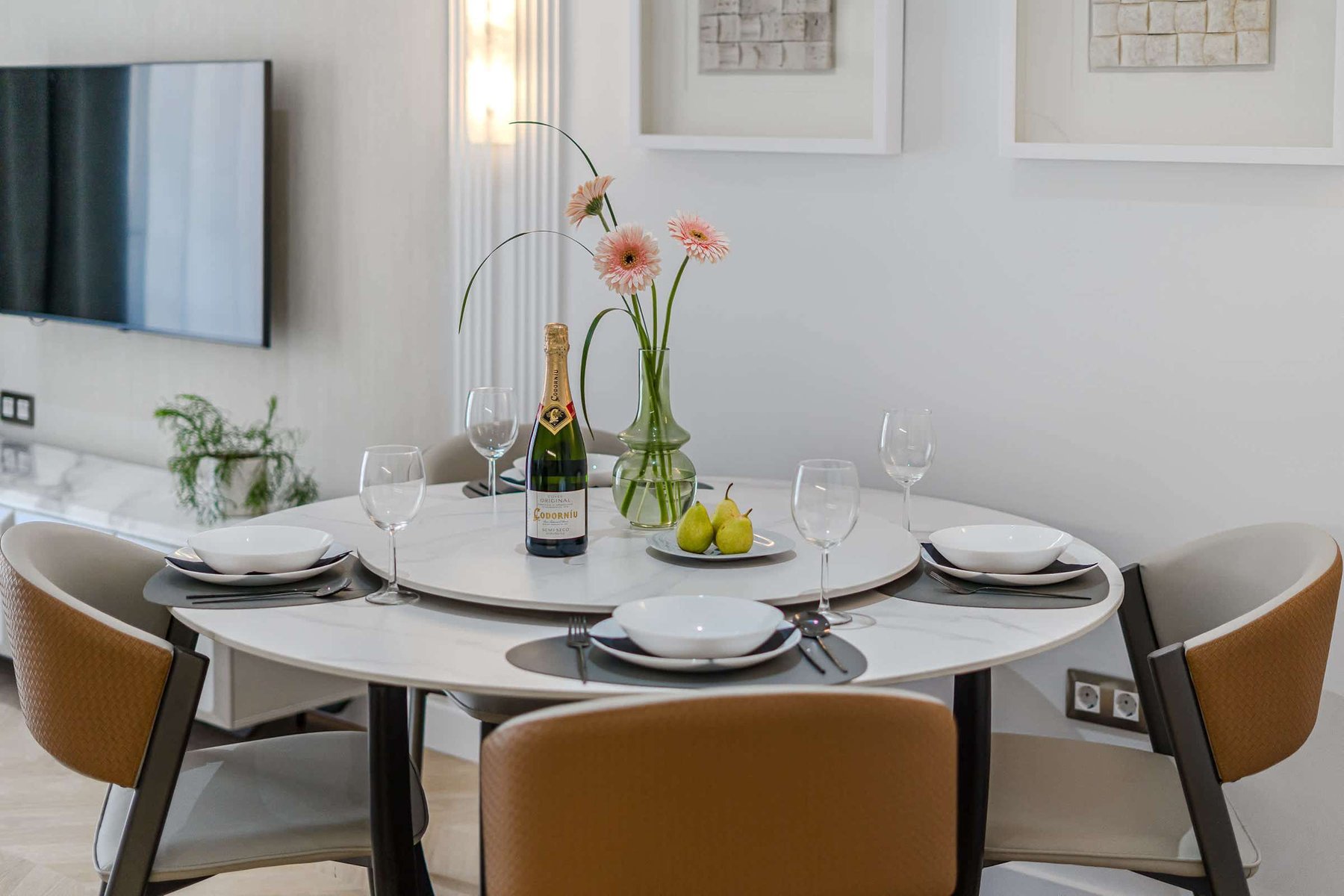 Chic Dining Setup – Celebrate with Champagne and Floral Accents in a Boutique Ambience