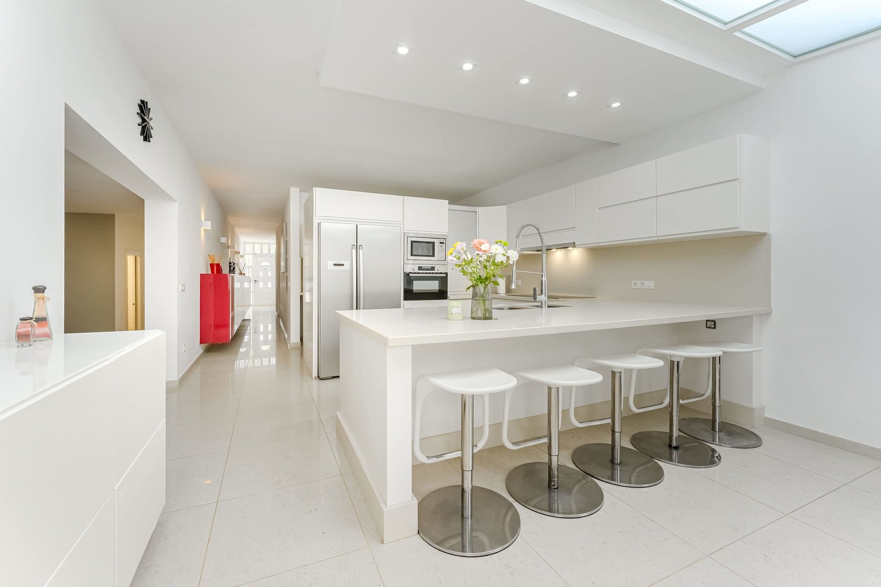 Sleek Minimalist Kitchen with Skylight, Breakfast Bar and Modern Appliances – Ideal for Effortless Home-Cooked Meals