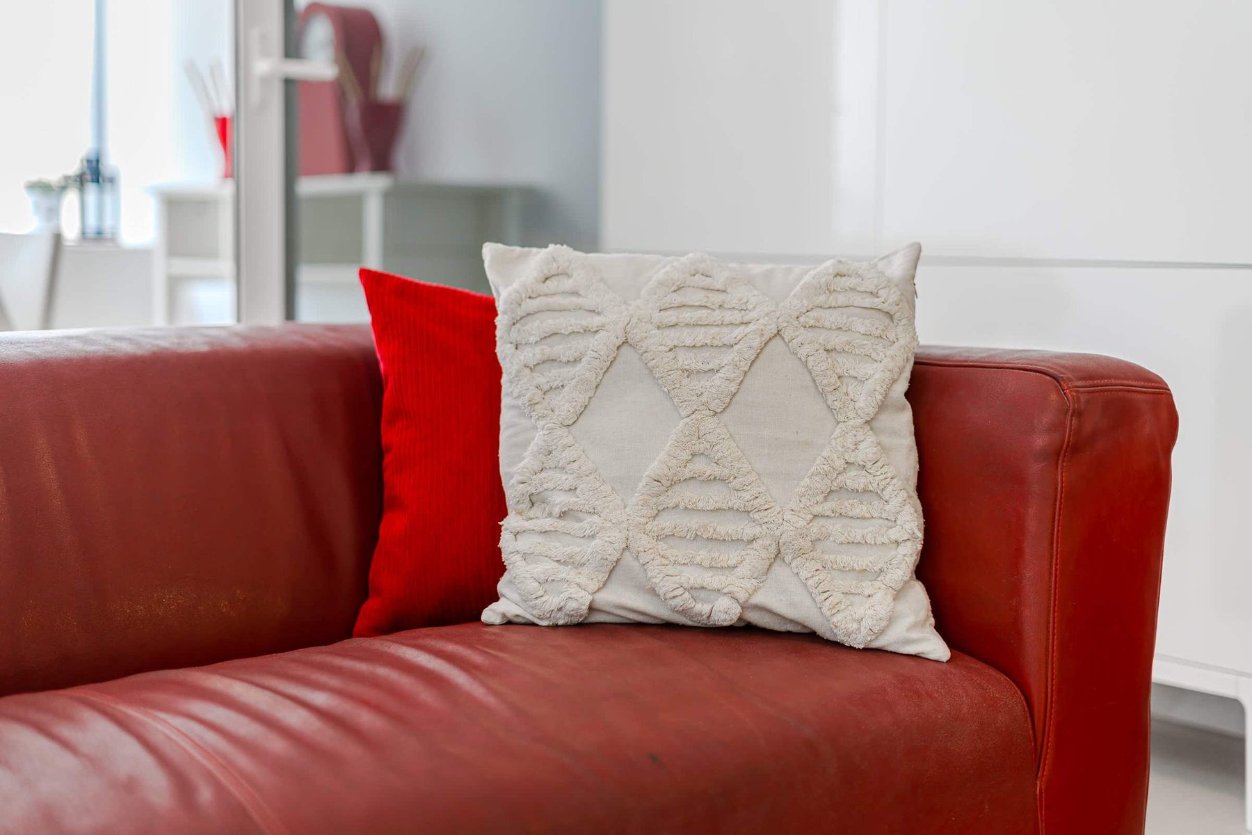 Modern Living Area with Sofas, Bold Art & Comfy Touches – A Bright Social Space to Unwind