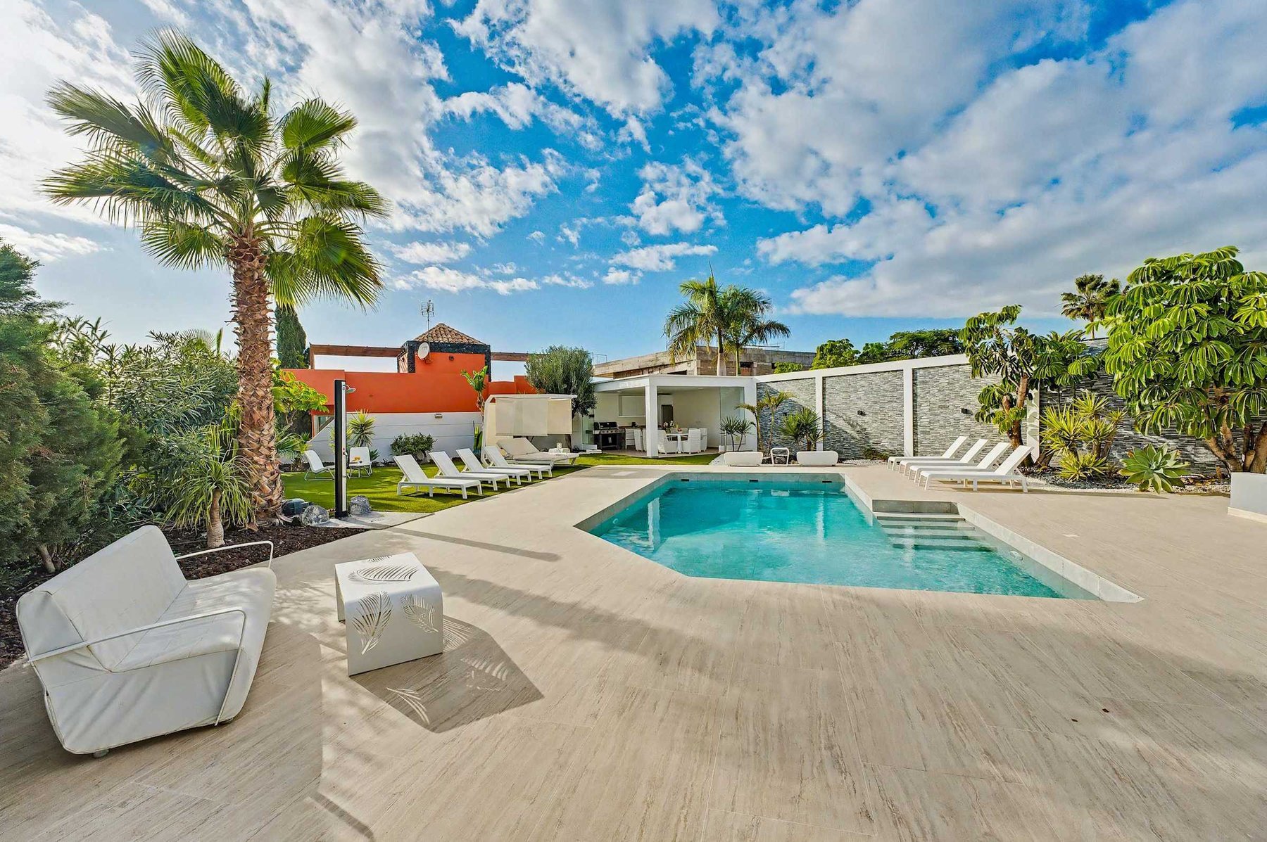 Designer Poolside Oasis with Private Loungers and Daybed - Soak Up the Sun in Style Surrounded by Palms and Mountain Views