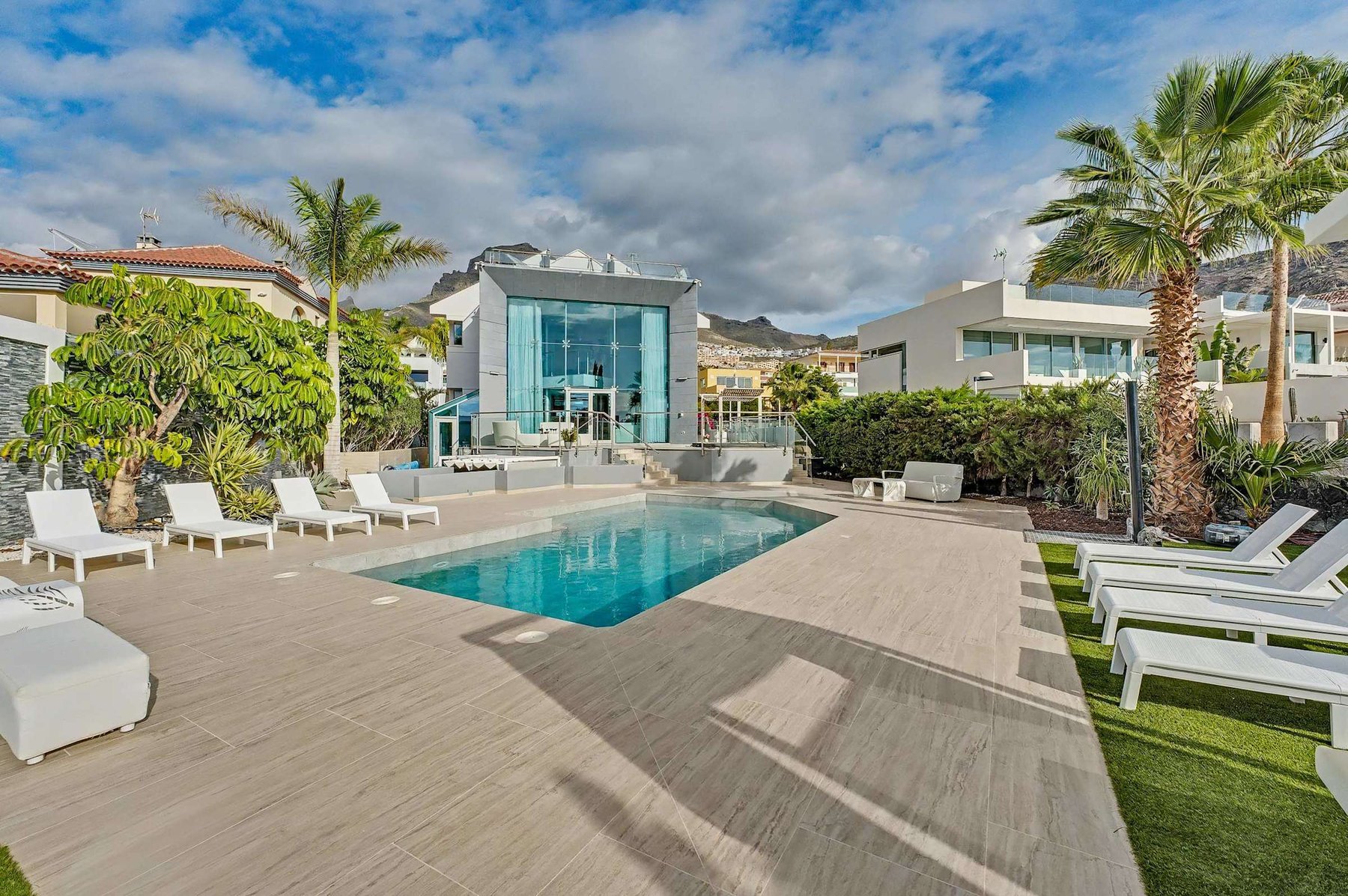 Designer Poolside Oasis with Private Loungers and Daybed - Soak Up the Sun in Style Surrounded by Palms and Mountain Views