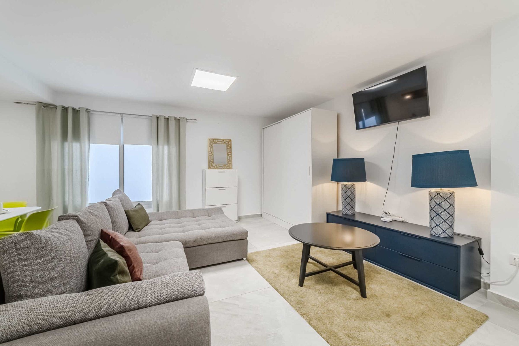 Relaxed Movie Nights & Cozy Comfort - Living Area with TV, Sofa, and Chic Decor 