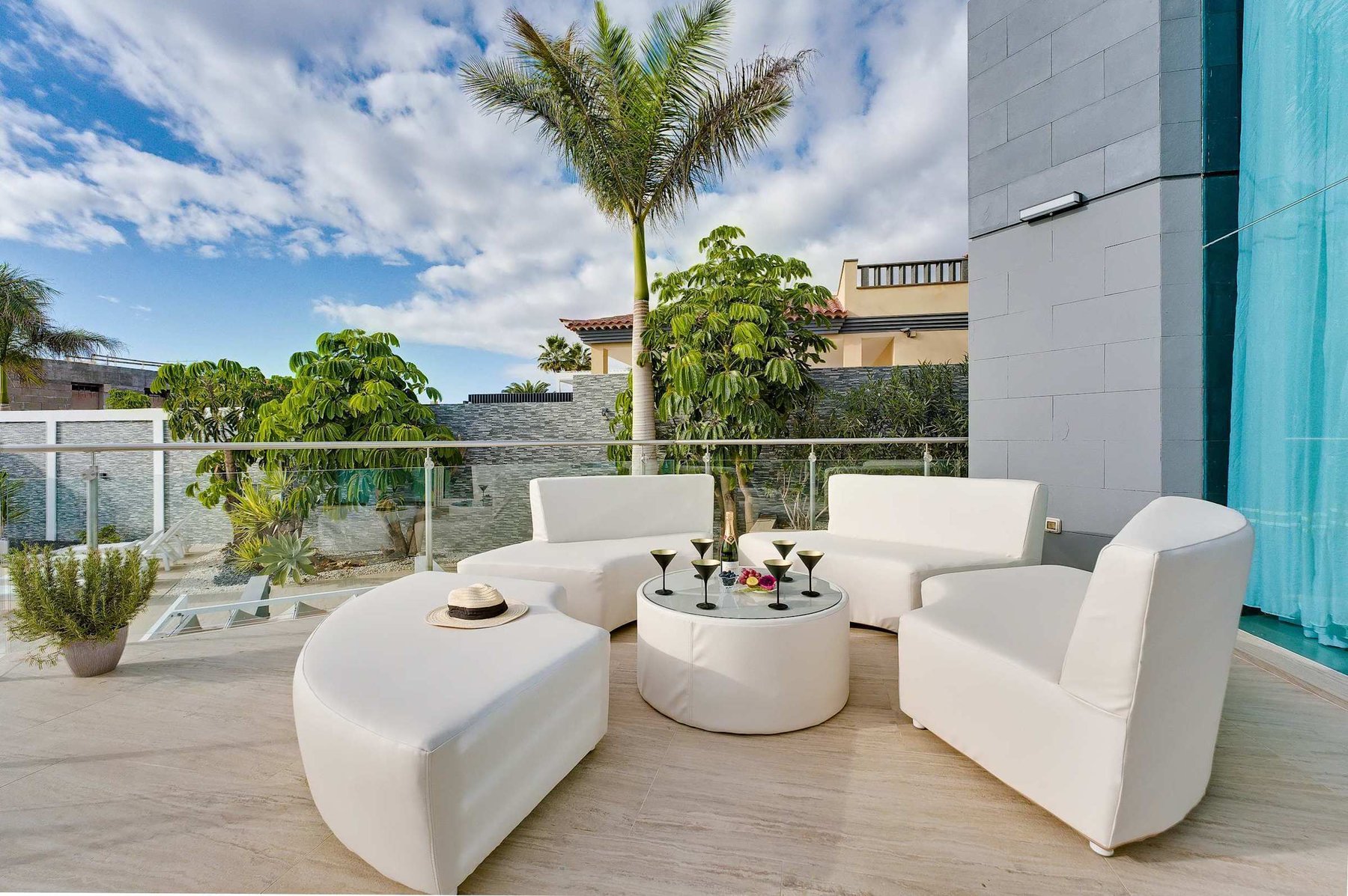 Chic Alfresco Lounge – Perfect for Sunset Aperitifs