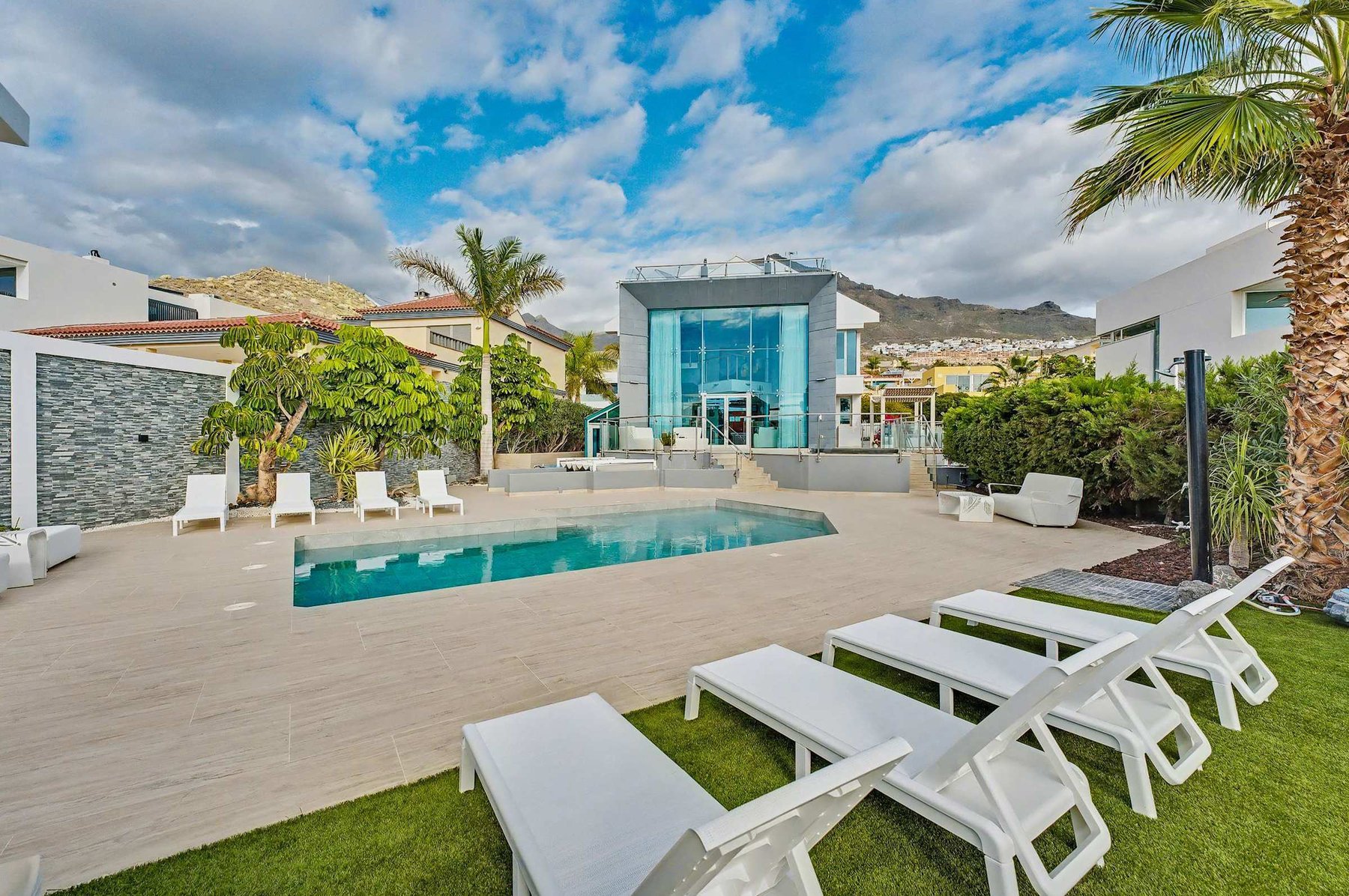 Designer Poolside Oasis with Private Loungers - Soak Up the Sun in Style Surrounded by Palms and Mountain Views