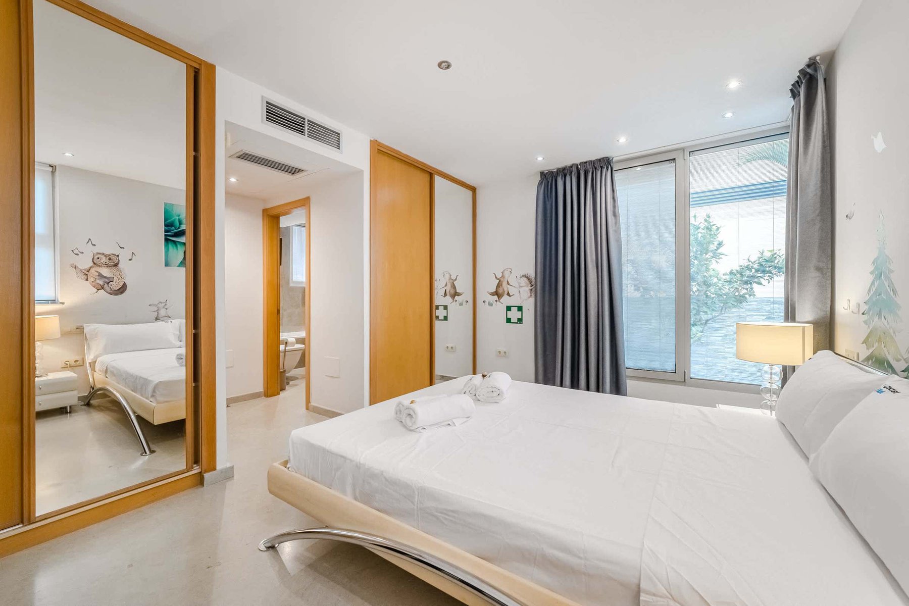 Serene Bedroom with Garden View and En-Suite Access - Peaceful and Private
