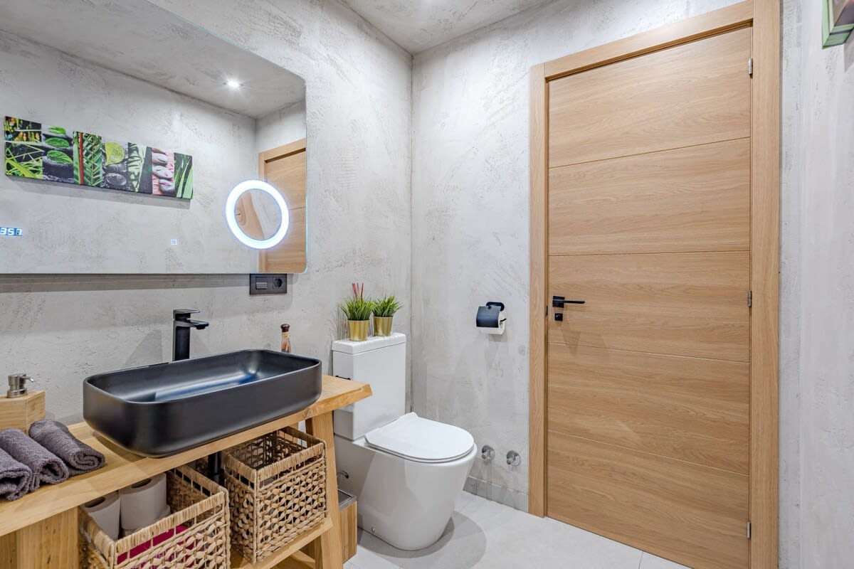 Bathroom with Shower, Toilet, Sink, Towels & Toiletries