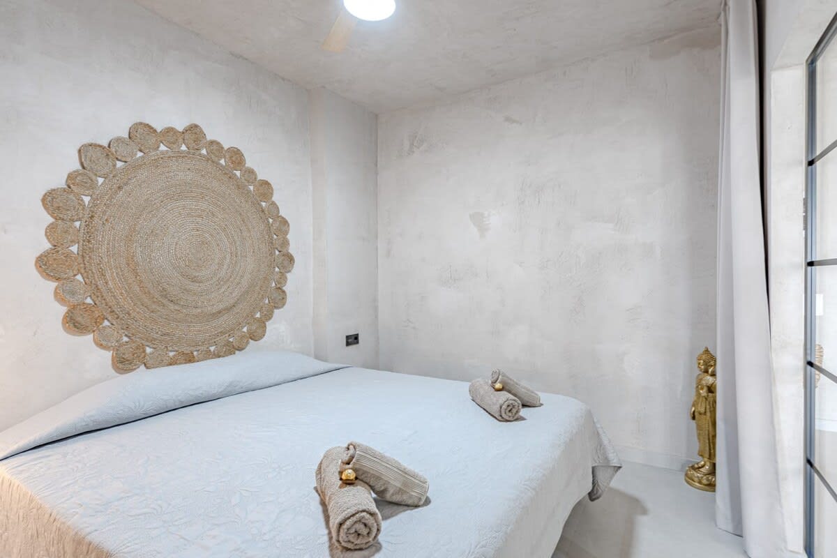 2nd Bedroom with Queen-Size Bed, Wordrobe & Mirror