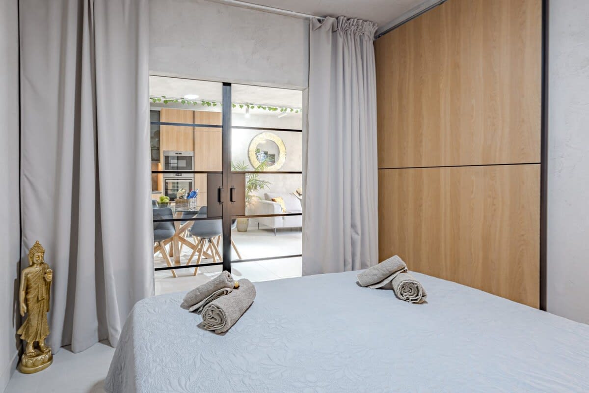 2nd Bedroom with Queen-Size Bed, Wordrobe & Mirror