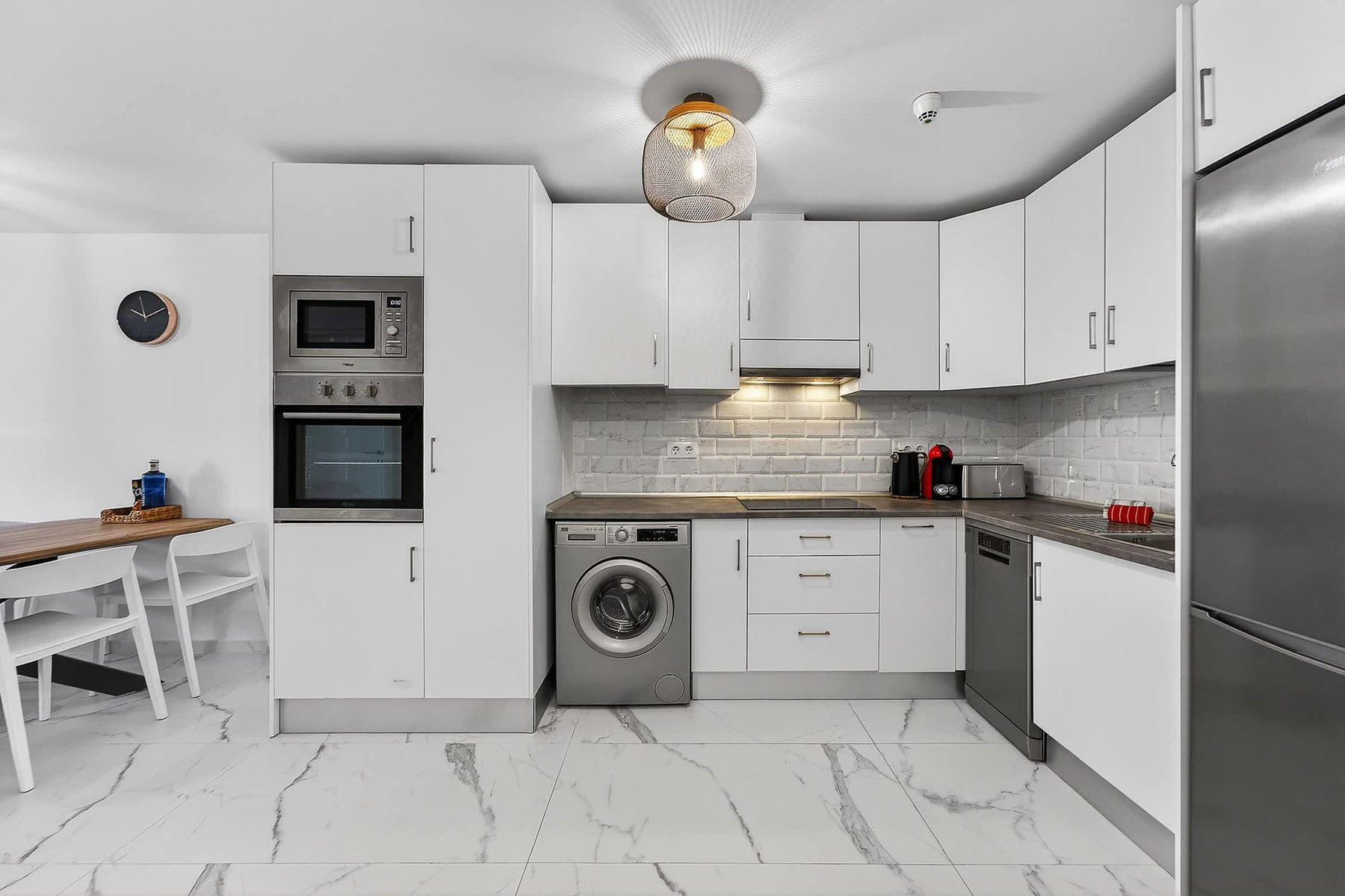 Modern Fully Equipped Kitchen with Integrated Appliances