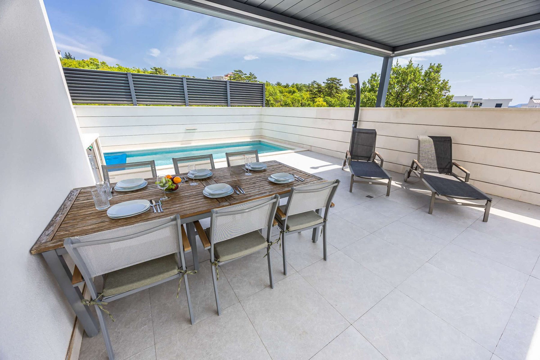 Outdoor dining with the pool behind