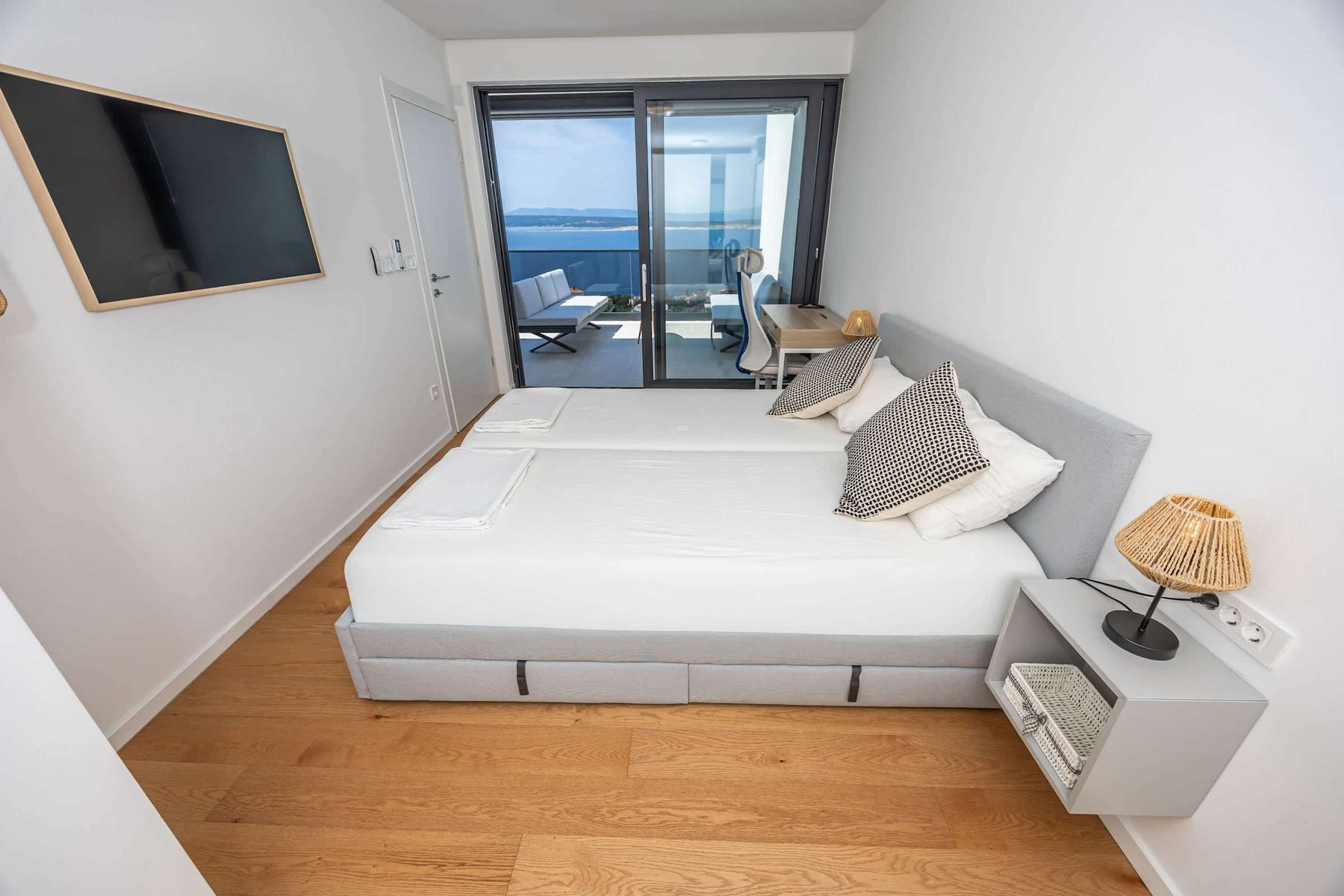 Bedroom 2 (upper floor): queen bed, access to the sea-view terrace