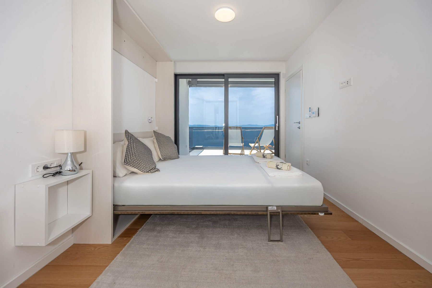 Queen Wall Bed with Terrace Access