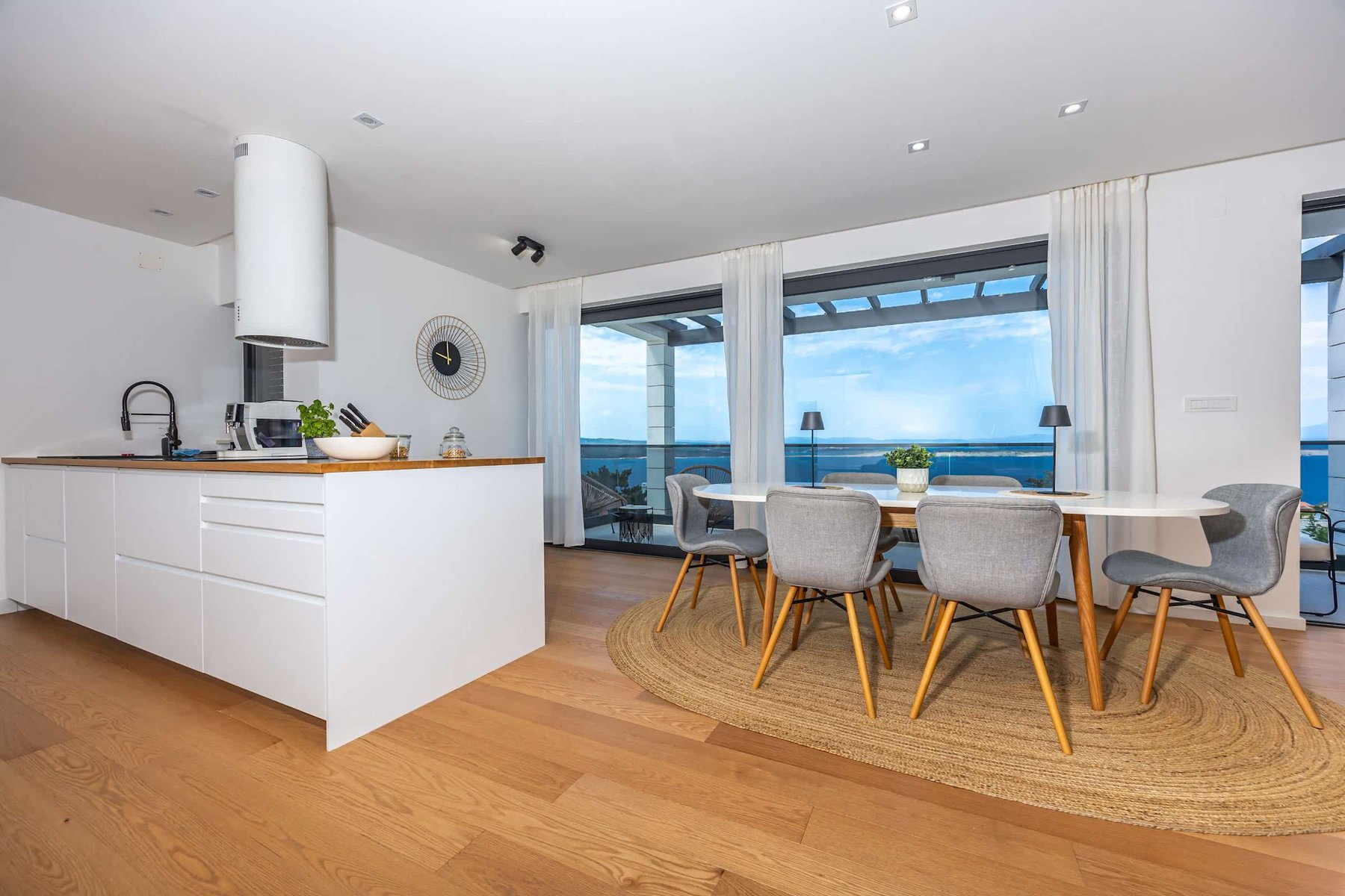 Kitchen Island with Dining & Sea View