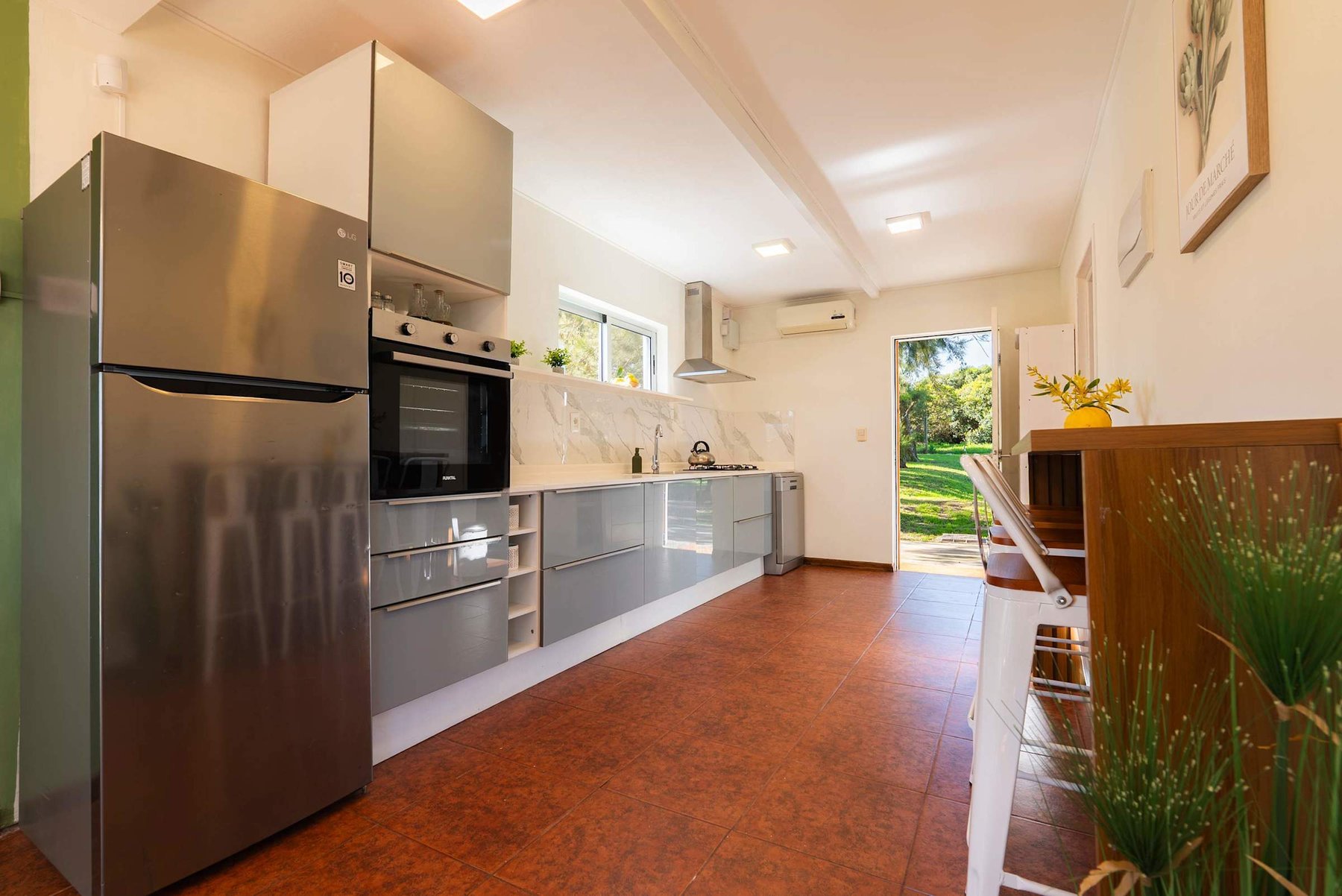 Kitchen with Full-Size Fridge & Oven