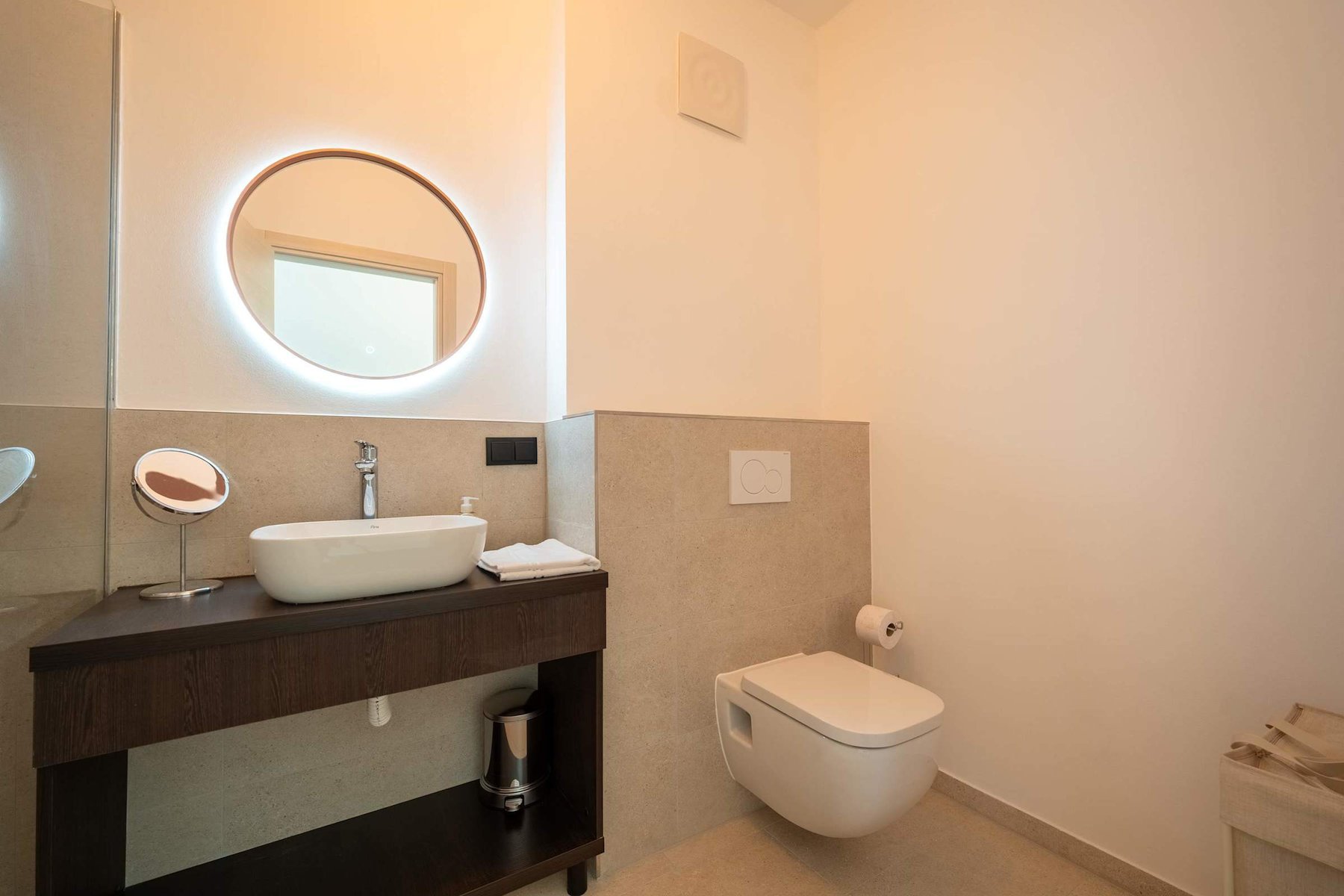 Bathroom 1 with washbasin and WC